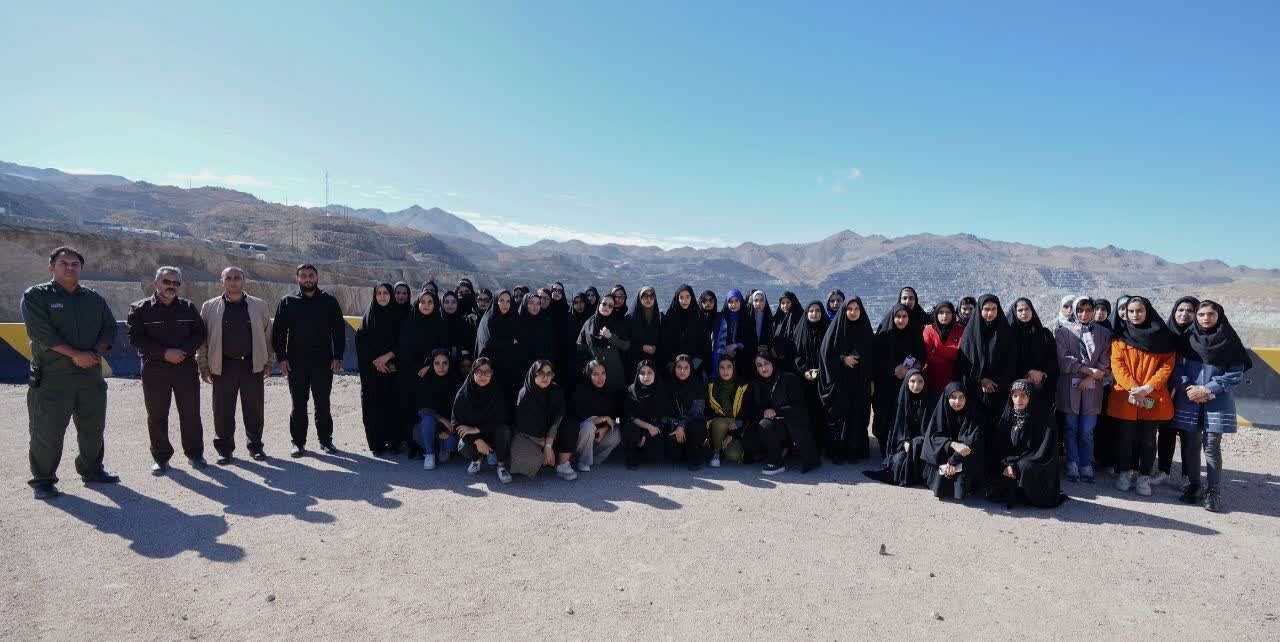 بازدید تعدادی از دانشجویان دانشگاه ملی مهارت و پیامنور بم از مجتمع مس سرچشمه بازدید تعدادی از دانشجویان دانشگاه ملی مهارت و پیامنور بم از مجتمع مس سرچشمه