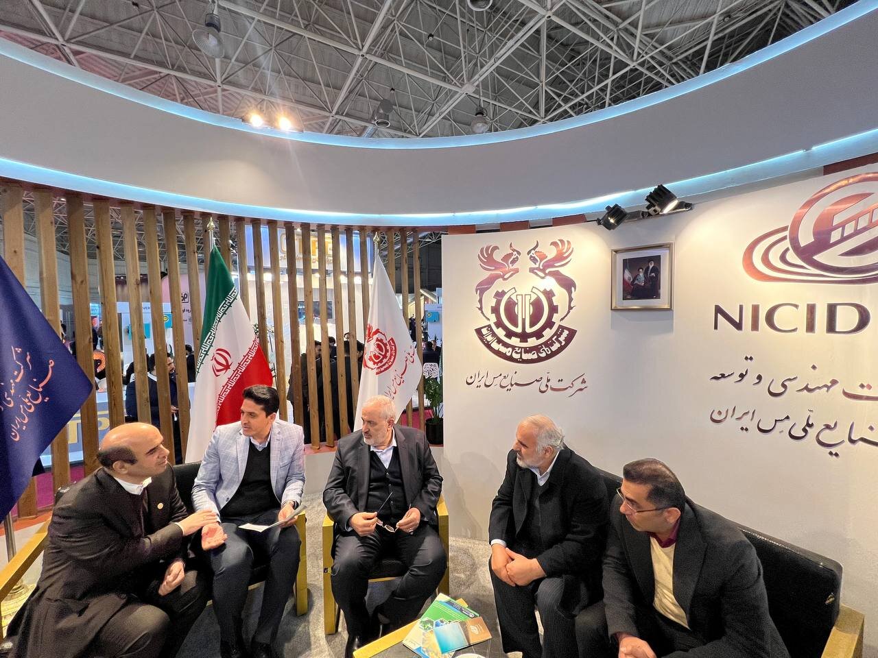 بازدید وزیر نیرو از غرفه شرکت متمم در نمایشگاه انرژیهای تجدیدپذیر