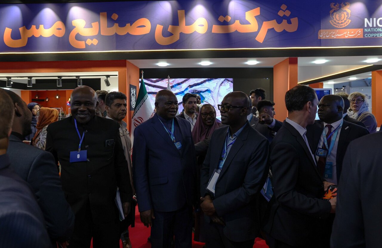 بازدید تجار و بازرگانان خارجی از غرفه شرکت ملی صنایع مس ایران بازدید تجار و بازرگانان خارجی از غرفه شرکت ملی صنایع مس ایران
