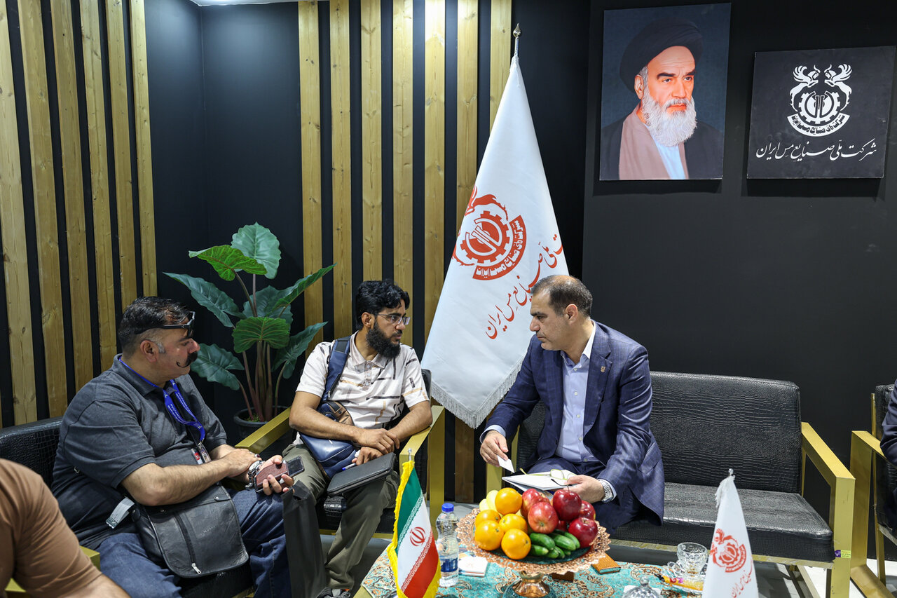 بازدید تجار و بازرگانان خارجی از غرفه شرکت ملی صنایع مس ایران
