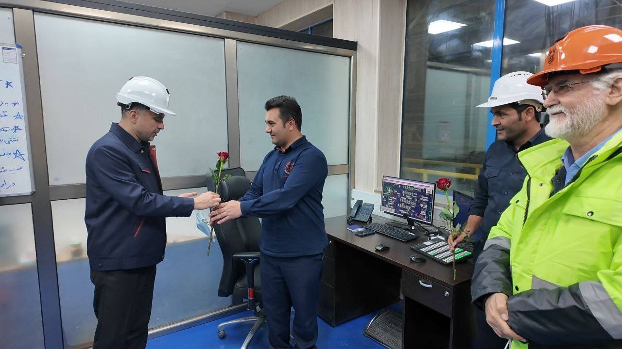 تقدیر مدیرعامل و رئیس هیأتمدیره شرکت ملی مس از کارگران مجتمع سونگون تقدیر مدیرعامل و رئیس هیأتمدیره شرکت ملی مس از کارگران مجتمع سونگون