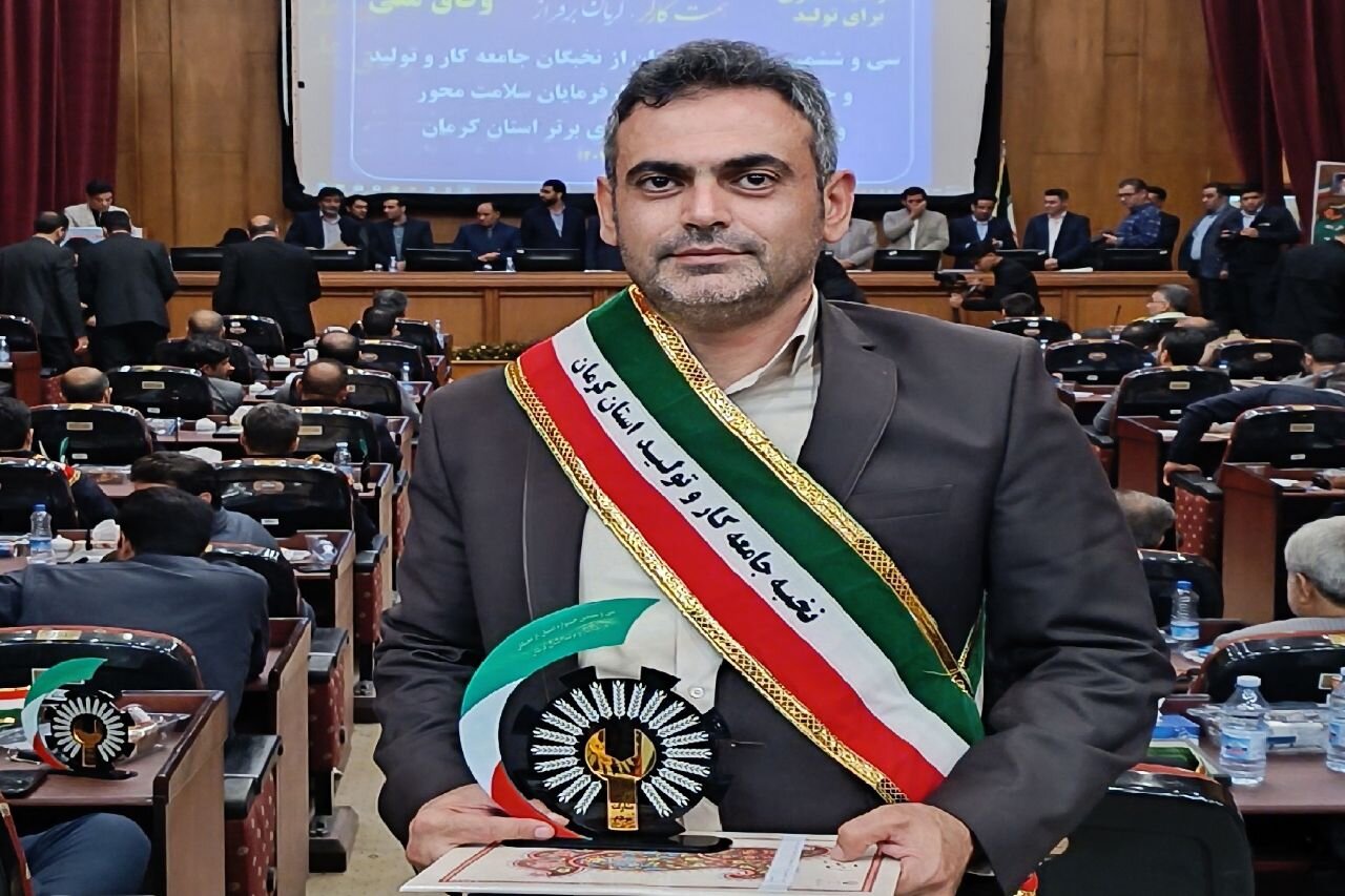 مهندس شرکت ملی مس موفق به کسب عنوان کارگر نمونه شد مهندس شرکت ملی مس موفق به کسب عنوان کارگر نمونه شد