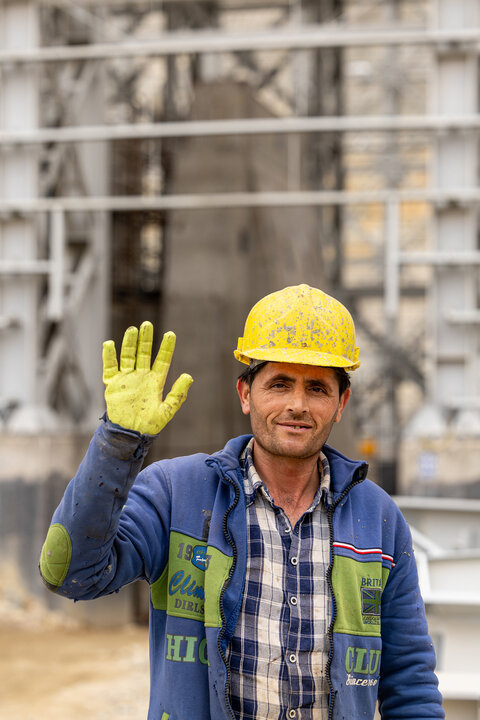 مجتمع مس سونگون ورزقان، بزرگترین معدن مس ایران با بیش از ۵ میلیارد تن ذخیره معدنی و سهم ۲۳٪ از کل ذخایر مس کشور، با عیار متوسط فلز حدود ۰.۵٪ در حال فعالیت است. ظرفیت فعلی کارخانه تغلیظ آن حدود ۳۰۰ هزار تن کنسانتره مس در سال و برنامه توسعهای در حال اجرایی برای افزایش به ۴۵۰ هزار تن میباشد