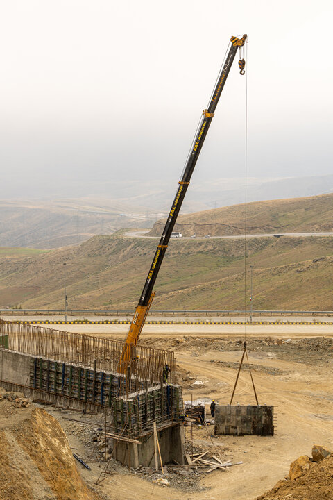 مجتمع مس سونگون ورزقان، بزرگترین معدن مس ایران با بیش از ۵ میلیارد تن ذخیره معدنی و سهم ۲۳٪ از کل ذخایر مس کشور، با عیار متوسط فلز حدود ۰.۵٪ در حال فعالیت است. ظرفیت فعلی کارخانه تغلیظ آن حدود ۳۰۰ هزار تن کنسانتره مس در سال و برنامه توسعهای در حال اجرایی برای افزایش به ۴۵۰ هزار تن میباشد