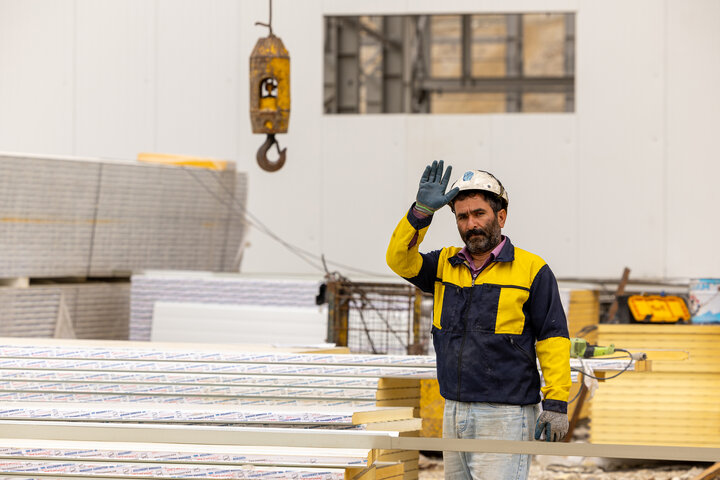 مجتمع مس سونگون ورزقان، بزرگترین معدن مس ایران با بیش از ۵ میلیارد تن ذخیره معدنی و سهم ۲۳٪ از کل ذخایر مس کشور، با عیار متوسط فلز حدود ۰.۵٪ در حال فعالیت است. ظرفیت فعلی کارخانه تغلیظ آن حدود ۳۰۰ هزار تن کنسانتره مس در سال و برنامه توسعهای در حال اجرایی برای افزایش به ۴۵۰ هزار تن میباشد