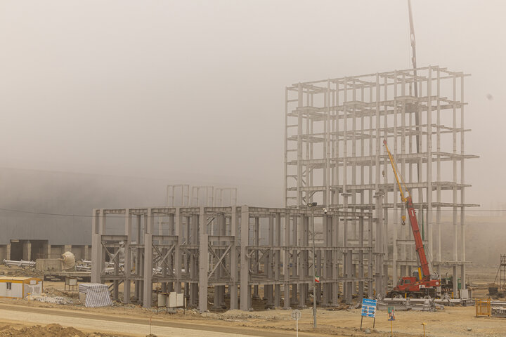 مجتمع مس سونگون ورزقان، بزرگترین معدن مس ایران با بیش از ۵ میلیارد تن ذخیره معدنی و سهم ۲۳٪ از کل ذخایر مس کشور، با عیار متوسط فلز حدود ۰.۵٪ در حال فعالیت است. ظرفیت فعلی کارخانه تغلیظ آن حدود ۳۰۰ هزار تن کنسانتره مس در سال و برنامه توسعهای در حال اجرایی برای افزایش به ۴۵۰ هزار تن میباشد