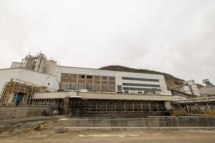 مجتمع مس سونگون ورزقان، بزرگترین معدن مس ایران با بیش از ۵ میلیارد تن ذخیره معدنی و سهم ۲۳٪ از کل ذخایر مس کشور، با عیار متوسط فلز حدود ۰.۵٪ در حال فعالیت است. ظرفیت فعلی کارخانه تغلیظ آن حدود ۳۰۰ هزار تن کنسانتره مس در سال و برنامه توسعهای در حال اجرایی برای افزایش به ۴۵۰ هزار تن میباشد