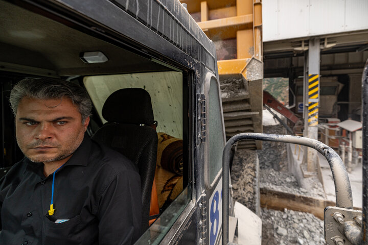 مجتمع مس سونگون ورزقان، بزرگترین معدن مس ایران با بیش از ۵ میلیارد تن ذخیره معدنی و سهم ۲۳٪ از کل ذخایر مس کشور، با عیار متوسط فلز حدود ۰.۵٪ در حال فعالیت است. ظرفیت فعلی کارخانه تغلیظ آن حدود ۳۰۰ هزار تن کنسانتره مس در سال و برنامه توسعهای در حال اجرایی برای افزایش به ۴۵۰ هزار تن میباشد