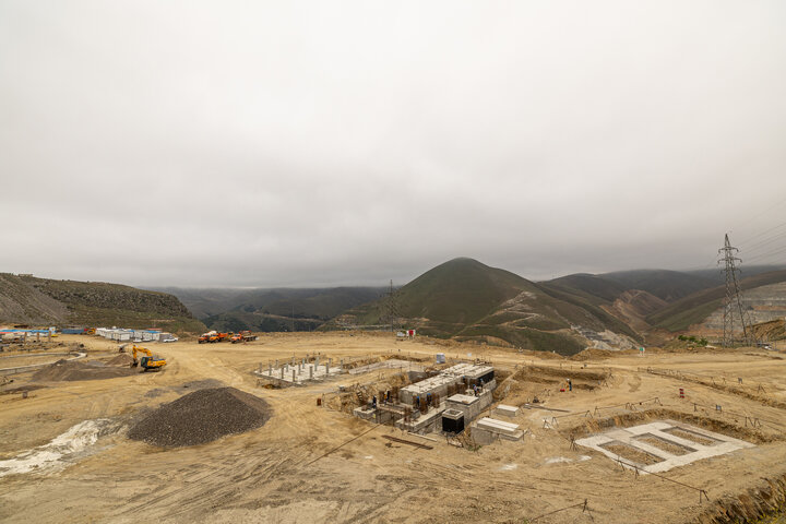 مجتمع مس سونگون ورزقان، بزرگترین معدن مس ایران با بیش از ۵ میلیارد تن ذخیره معدنی و سهم ۲۳٪ از کل ذخایر مس کشور، با عیار متوسط فلز حدود ۰.۵٪ در حال فعالیت است. ظرفیت فعلی کارخانه تغلیظ آن حدود ۳۰۰ هزار تن کنسانتره مس در سال و برنامه توسعهای در حال اجرایی برای افزایش به ۴۵۰ هزار تن میباشد