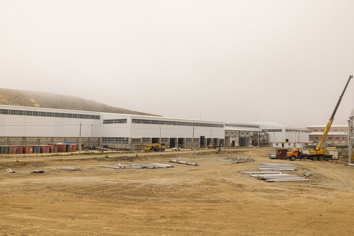 مجتمع مس سونگون ورزقان، بزرگترین معدن مس ایران با بیش از ۵ میلیارد تن ذخیره معدنی و سهم ۲۳٪ از کل ذخایر مس کشور، با عیار متوسط فلز حدود ۰.۵٪ در حال فعالیت است. ظرفیت فعلی کارخانه تغلیظ آن حدود ۳۰۰ هزار تن کنسانتره مس در سال و برنامه توسعهای در حال اجرایی برای افزایش به ۴۵۰ هزار تن میباشد