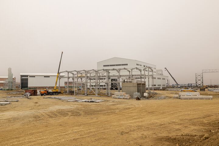 مجتمع مس سونگون ورزقان، بزرگترین معدن مس ایران با بیش از ۵ میلیارد تن ذخیره معدنی و سهم ۲۳٪ از کل ذخایر مس کشور، با عیار متوسط فلز حدود ۰.۵٪ در حال فعالیت است. ظرفیت فعلی کارخانه تغلیظ آن حدود ۳۰۰ هزار تن کنسانتره مس در سال و برنامه توسعهای در حال اجرایی برای افزایش به ۴۵۰ هزار تن میباشد