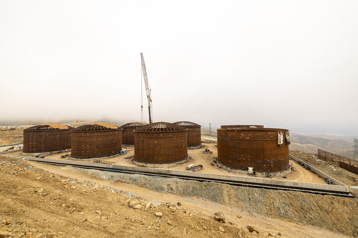 مجتمع مس سونگون ورزقان، بزرگترین معدن مس ایران با بیش از ۵ میلیارد تن ذخیره معدنی و سهم ۲۳٪ از کل ذخایر مس کشور، با عیار متوسط فلز حدود ۰.۵٪ در حال فعالیت است. ظرفیت فعلی کارخانه تغلیظ آن حدود ۳۰۰ هزار تن کنسانتره مس در سال و برنامه توسعهای در حال اجرایی برای افزایش به ۴۵۰ هزار تن میباشد