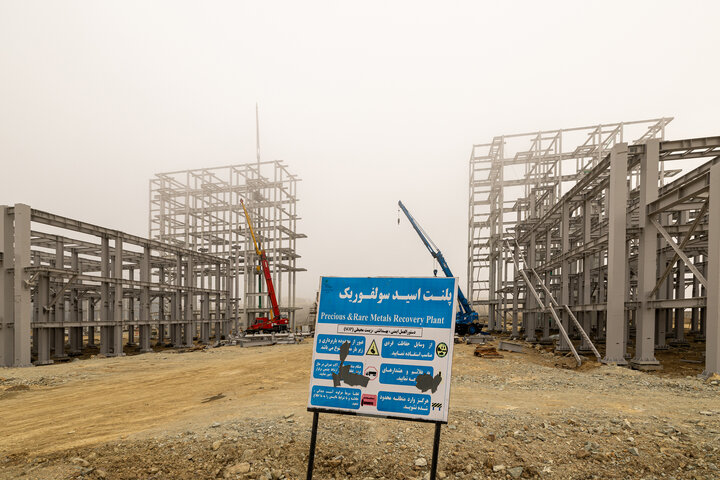 مجتمع مس سونگون ورزقان، بزرگترین معدن مس ایران با بیش از ۵ میلیارد تن ذخیره معدنی و سهم ۲۳٪ از کل ذخایر مس کشور، با عیار متوسط فلز حدود ۰.۵٪ در حال فعالیت است. ظرفیت فعلی کارخانه تغلیظ آن حدود ۳۰۰ هزار تن کنسانتره مس در سال و برنامه توسعهای در حال اجرایی برای افزایش به ۴۵۰ هزار تن میباشد