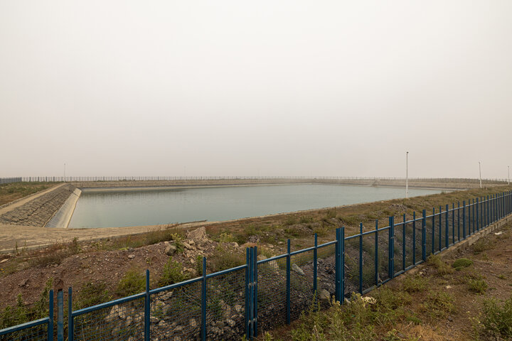 مجتمع مس سونگون ورزقان، بزرگترین معدن مس ایران با بیش از ۵ میلیارد تن ذخیره معدنی و سهم ۲۳٪ از کل ذخایر مس کشور، با عیار متوسط فلز حدود ۰.۵٪ در حال فعالیت است. ظرفیت فعلی کارخانه تغلیظ آن حدود ۳۰۰ هزار تن کنسانتره مس در سال و برنامه توسعهای در حال اجرایی برای افزایش به ۴۵۰ هزار تن میباشد