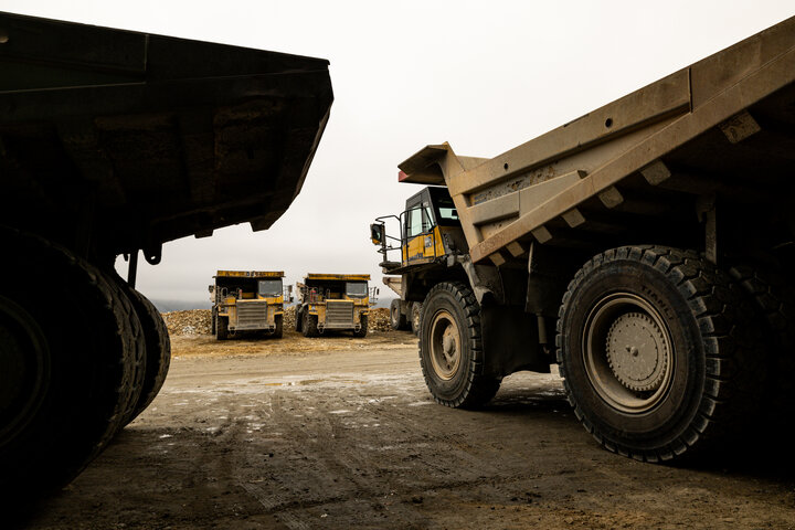 مجتمع مس سونگون ورزقان، بزرگترین معدن مس ایران با بیش از ۵ میلیارد تن ذخیره معدنی و سهم ۲۳٪ از کل ذخایر مس کشور، با عیار متوسط فلز حدود ۰.۵٪ در حال فعالیت است. ظرفیت فعلی کارخانه تغلیظ آن حدود ۳۰۰ هزار تن کنسانتره مس در سال و برنامه توسعهای در حال اجرایی برای افزایش به ۴۵۰ هزار تن میباشد