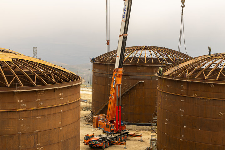 مجتمع مس سونگون ورزقان، بزرگترین معدن مس ایران با بیش از ۵ میلیارد تن ذخیره معدنی و سهم ۲۳٪ از کل ذخایر مس کشور، با عیار متوسط فلز حدود ۰.۵٪ در حال فعالیت است. ظرفیت فعلی کارخانه تغلیظ آن حدود ۳۰۰ هزار تن کنسانتره مس در سال و برنامه توسعهای در حال اجرایی برای افزایش به ۴۵۰ هزار تن میباشد