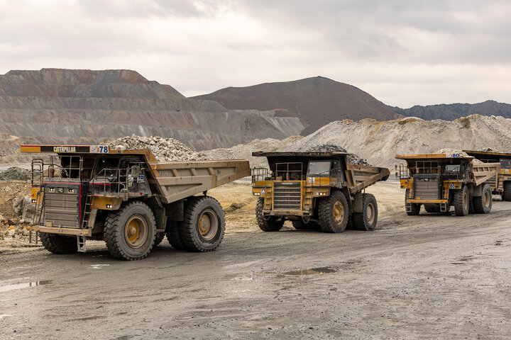 مجتمع مس سونگون ورزقان، بزرگترین معدن مس ایران با بیش از ۵ میلیارد تن ذخیره معدنی و سهم ۲۳٪ از کل ذخایر مس کشور، با عیار متوسط فلز حدود ۰.۵٪ در حال فعالیت است. ظرفیت فعلی کارخانه تغلیظ آن حدود ۳۰۰ هزار تن کنسانتره مس در سال و برنامه توسعهای در حال اجرایی برای افزایش به ۴۵۰ هزار تن میباشد