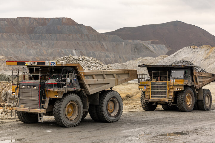 مجتمع مس سونگون ورزقان، بزرگترین معدن مس ایران با بیش از ۵ میلیارد تن ذخیره معدنی و سهم ۲۳٪ از کل ذخایر مس کشور، با عیار متوسط فلز حدود ۰.۵٪ در حال فعالیت است. ظرفیت فعلی کارخانه تغلیظ آن حدود ۳۰۰ هزار تن کنسانتره مس در سال و برنامه توسعهای در حال اجرایی برای افزایش به ۴۵۰ هزار تن میباشد