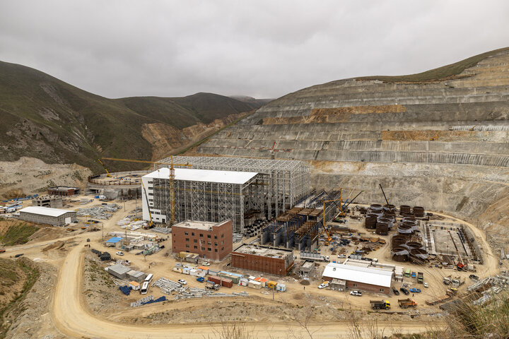 مجتمع مس سونگون ورزقان، بزرگترین معدن مس ایران با بیش از ۵ میلیارد تن ذخیره معدنی و سهم ۲۳٪ از کل ذخایر مس کشور، با عیار متوسط فلز حدود ۰.۵٪ در حال فعالیت است. ظرفیت فعلی کارخانه تغلیظ آن حدود ۳۰۰ هزار تن کنسانتره مس در سال و برنامه توسعهای در حال اجرایی برای افزایش به ۴۵۰ هزار تن میباشد