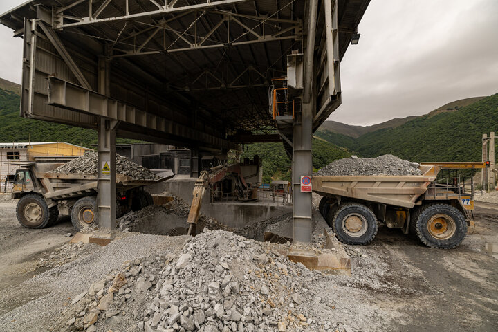 مجتمع مس سونگون ورزقان، بزرگترین معدن مس ایران با بیش از ۵ میلیارد تن ذخیره معدنی و سهم ۲۳٪ از کل ذخایر مس کشور، با عیار متوسط فلز حدود ۰.۵٪ در حال فعالیت است. ظرفیت فعلی کارخانه تغلیظ آن حدود ۳۰۰ هزار تن کنسانتره مس در سال و برنامه توسعهای در حال اجرایی برای افزایش به ۴۵۰ هزار تن میباشد