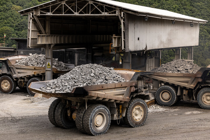 مجتمع مس سونگون ورزقان، بزرگترین معدن مس ایران با بیش از ۵ میلیارد تن ذخیره معدنی و سهم ۲۳٪ از کل ذخایر مس کشور، با عیار متوسط فلز حدود ۰.۵٪ در حال فعالیت است. ظرفیت فعلی کارخانه تغلیظ آن حدود ۳۰۰ هزار تن کنسانتره مس در سال و برنامه توسعهای در حال اجرایی برای افزایش به ۴۵۰ هزار تن میباشد