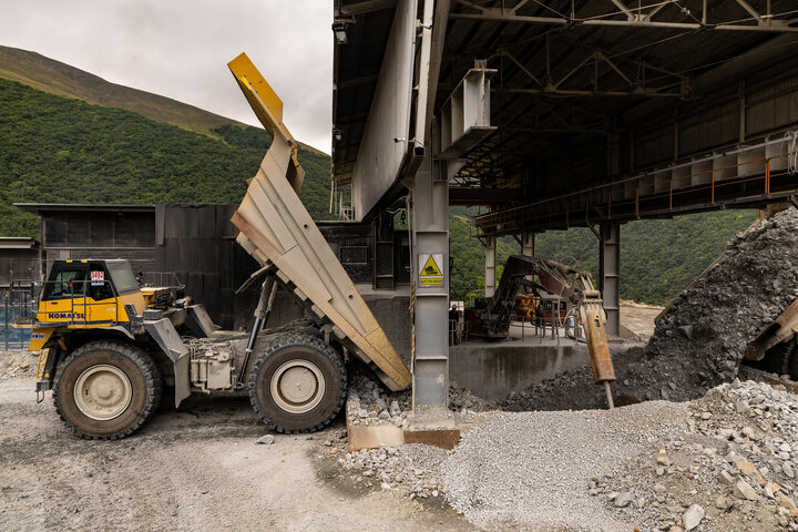 مجتمع مس سونگون ورزقان، بزرگترین معدن مس ایران با بیش از ۵ میلیارد تن ذخیره معدنی و سهم ۲۳٪ از کل ذخایر مس کشور، با عیار متوسط فلز حدود ۰.۵٪ در حال فعالیت است. ظرفیت فعلی کارخانه تغلیظ آن حدود ۳۰۰ هزار تن کنسانتره مس در سال و برنامه توسعهای در حال اجرایی برای افزایش به ۴۵۰ هزار تن میباشد