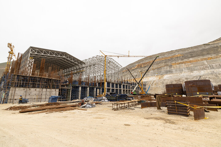 مجتمع مس سونگون ورزقان، بزرگترین معدن مس ایران با بیش از ۵ میلیارد تن ذخیره معدنی و سهم ۲۳٪ از کل ذخایر مس کشور، با عیار متوسط فلز حدود ۰.۵٪ در حال فعالیت است. ظرفیت فعلی کارخانه تغلیظ آن حدود ۳۰۰ هزار تن کنسانتره مس در سال و برنامه توسعهای در حال اجرایی برای افزایش به ۴۵۰ هزار تن میباشد