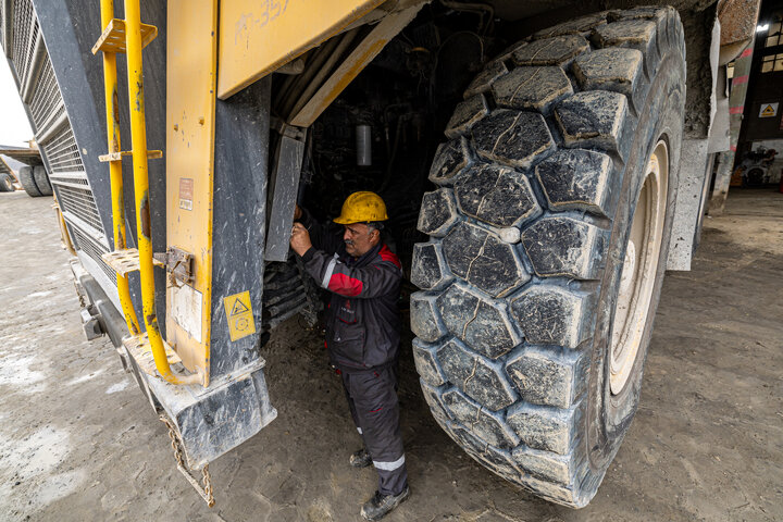 مجتمع مس سونگون ورزقان، بزرگترین معدن مس ایران با بیش از ۵ میلیارد تن ذخیره معدنی و سهم ۲۳٪ از کل ذخایر مس کشور، با عیار متوسط فلز حدود ۰.۵٪ در حال فعالیت است. ظرفیت فعلی کارخانه تغلیظ آن حدود ۳۰۰ هزار تن کنسانتره مس در سال و برنامه توسعهای در حال اجرایی برای افزایش به ۴۵۰ هزار تن میباشد