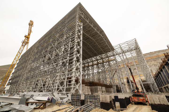 مجتمع مس سونگون ورزقان، بزرگترین معدن مس ایران با بیش از ۵ میلیارد تن ذخیره معدنی و سهم ۲۳٪ از کل ذخایر مس کشور، با عیار متوسط فلز حدود ۰.۵٪ در حال فعالیت است. ظرفیت فعلی کارخانه تغلیظ آن حدود ۳۰۰ هزار تن کنسانتره مس در سال و برنامه توسعهای در حال اجرایی برای افزایش به ۴۵۰ هزار تن میباشد