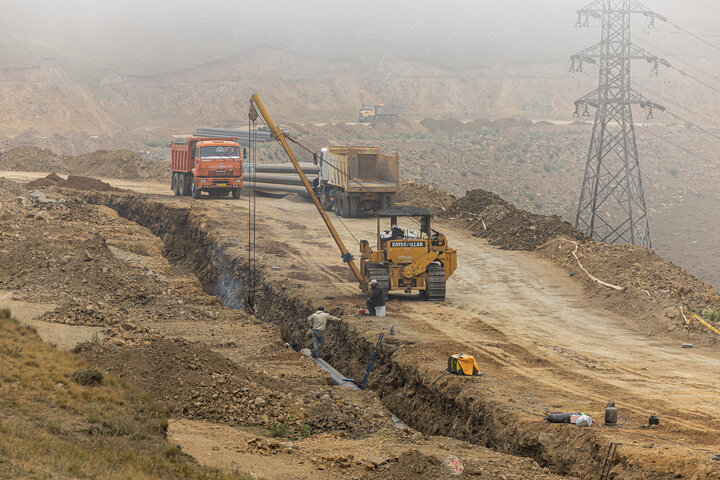 مجتمع مس سونگون ورزقان، بزرگترین معدن مس ایران با بیش از ۵ میلیارد تن ذخیره معدنی و سهم ۲۳٪ از کل ذخایر مس کشور، با عیار متوسط فلز حدود ۰.۵٪ در حال فعالیت است. ظرفیت فعلی کارخانه تغلیظ آن حدود ۳۰۰ هزار تن کنسانتره مس در سال و برنامه توسعهای در حال اجرایی برای افزایش به ۴۵۰ هزار تن میباشد