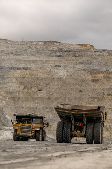 مجتمع مس سونگون ورزقان، بزرگترین معدن مس ایران با بیش از ۵ میلیارد تن ذخیره معدنی و سهم ۲۳٪ از کل ذخایر مس کشور، با عیار متوسط فلز حدود ۰.۵٪ در حال فعالیت است. ظرفیت فعلی کارخانه تغلیظ آن حدود ۳۰۰ هزار تن کنسانتره مس در سال و برنامه توسعهای در حال اجرایی برای افزایش به ۴۵۰ هزار تن میباشد