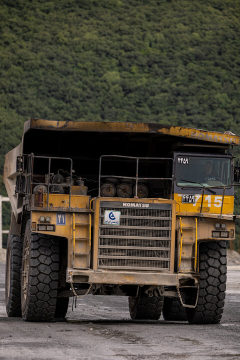 مجتمع مس سونگون ورزقان، بزرگترین معدن مس ایران با بیش از ۵ میلیارد تن ذخیره معدنی و سهم ۲۳٪ از کل ذخایر مس کشور، با عیار متوسط فلز حدود ۰.۵٪ در حال فعالیت است. ظرفیت فعلی کارخانه تغلیظ آن حدود ۳۰۰ هزار تن کنسانتره مس در سال و برنامه توسعهای در حال اجرایی برای افزایش به ۴۵۰ هزار تن میباشد