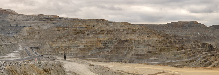 مجتمع مس سونگون ورزقان، بزرگترین معدن مس ایران با بیش از ۵ میلیارد تن ذخیره معدنی و سهم ۲۳٪ از کل ذخایر مس کشور، با عیار متوسط فلز حدود ۰.۵٪ در حال فعالیت است. ظرفیت فعلی کارخانه تغلیظ آن حدود ۳۰۰ هزار تن کنسانتره مس در سال و برنامه توسعهای در حال اجرایی برای افزایش به ۴۵۰ هزار تن میباشد