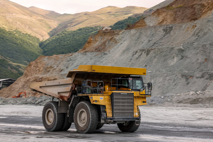 مجتمع مس سونگون ورزقان، بزرگترین معدن مس ایران با بیش از ۵ میلیارد تن ذخیره معدنی و سهم ۲۳٪ از کل ذخایر مس کشور، با عیار متوسط فلز حدود ۰.۵٪ در حال فعالیت است. ظرفیت فعلی کارخانه تغلیظ آن حدود ۳۰۰ هزار تن کنسانتره مس در سال و برنامه توسعهای در حال اجرایی برای افزایش به ۴۵۰ هزار تن میباشد