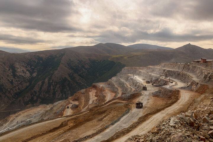 مجتمع مس سونگون ورزقان، بزرگترین معدن مس ایران با بیش از ۵ میلیارد تن ذخیره معدنی و سهم ۲۳٪ از کل ذخایر مس کشور، با عیار متوسط فلز حدود ۰.۵٪ در حال فعالیت است. ظرفیت فعلی کارخانه تغلیظ آن حدود ۳۰۰ هزار تن کنسانتره مس در سال و برنامه توسعهای در حال اجرایی برای افزایش به ۴۵۰ هزار تن میباشد