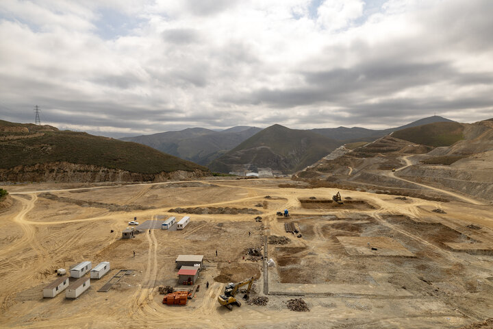 مجتمع مس سونگون ورزقان، بزرگترین معدن مس ایران با بیش از ۵ میلیارد تن ذخیره معدنی و سهم ۲۳٪ از کل ذخایر مس کشور، با عیار متوسط فلز حدود ۰.۵٪ در حال فعالیت است. ظرفیت فعلی کارخانه تغلیظ آن حدود ۳۰۰ هزار تن کنسانتره مس در سال و برنامه توسعهای در حال اجرایی برای افزایش به ۴۵۰ هزار تن میباشد