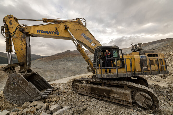 مجتمع مس سونگون ورزقان، بزرگترین معدن مس ایران با بیش از ۵ میلیارد تن ذخیره معدنی و سهم ۲۳٪ از کل ذخایر مس کشور، با عیار متوسط فلز حدود ۰.۵٪ در حال فعالیت است. ظرفیت فعلی کارخانه تغلیظ آن حدود ۳۰۰ هزار تن کنسانتره مس در سال و برنامه توسعهای در حال اجرایی برای افزایش به ۴۵۰ هزار تن میباشد