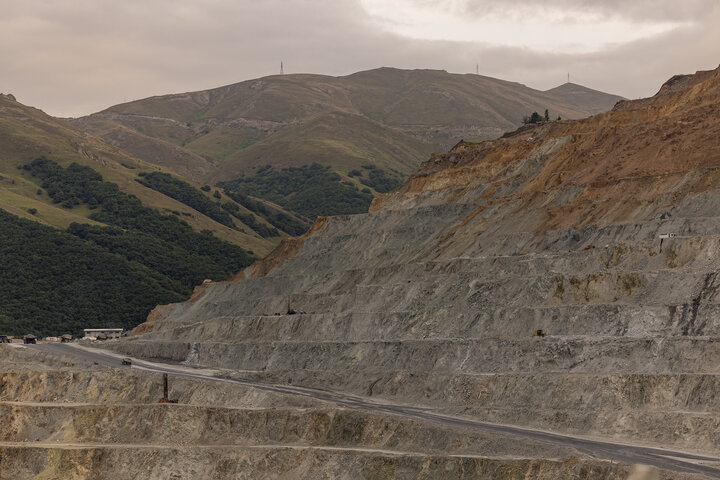 مجتمع مس سونگون ورزقان، بزرگترین معدن مس ایران با بیش از ۵ میلیارد تن ذخیره معدنی و سهم ۲۳٪ از کل ذخایر مس کشور، با عیار متوسط فلز حدود ۰.۵٪ در حال فعالیت است. ظرفیت فعلی کارخانه تغلیظ آن حدود ۳۰۰ هزار تن کنسانتره مس در سال و برنامه توسعهای در حال اجرایی برای افزایش به ۴۵۰ هزار تن میباشد