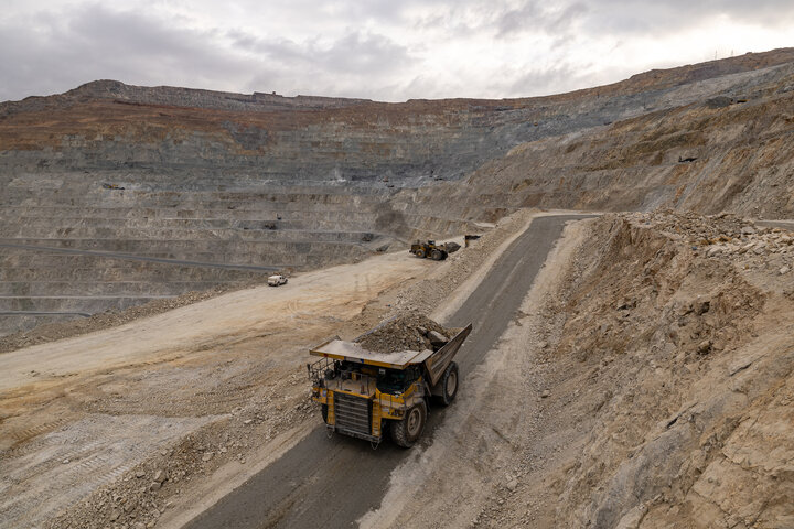 مجتمع مس سونگون ورزقان، بزرگترین معدن مس ایران با بیش از ۵ میلیارد تن ذخیره معدنی و سهم ۲۳٪ از کل ذخایر مس کشور، با عیار متوسط فلز حدود ۰.۵٪ در حال فعالیت است. ظرفیت فعلی کارخانه تغلیظ آن حدود ۳۰۰ هزار تن کنسانتره مس در سال و برنامه توسعهای در حال اجرایی برای افزایش به ۴۵۰ هزار تن میباشد