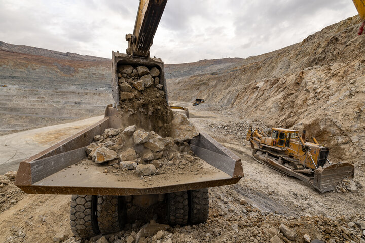 مجتمع مس سونگون ورزقان، بزرگترین معدن مس ایران با بیش از ۵ میلیارد تن ذخیره معدنی و سهم ۲۳٪ از کل ذخایر مس کشور، با عیار متوسط فلز حدود ۰.۵٪ در حال فعالیت است. ظرفیت فعلی کارخانه تغلیظ آن حدود ۳۰۰ هزار تن کنسانتره مس در سال و برنامه توسعهای در حال اجرایی برای افزایش به ۴۵۰ هزار تن میباشد