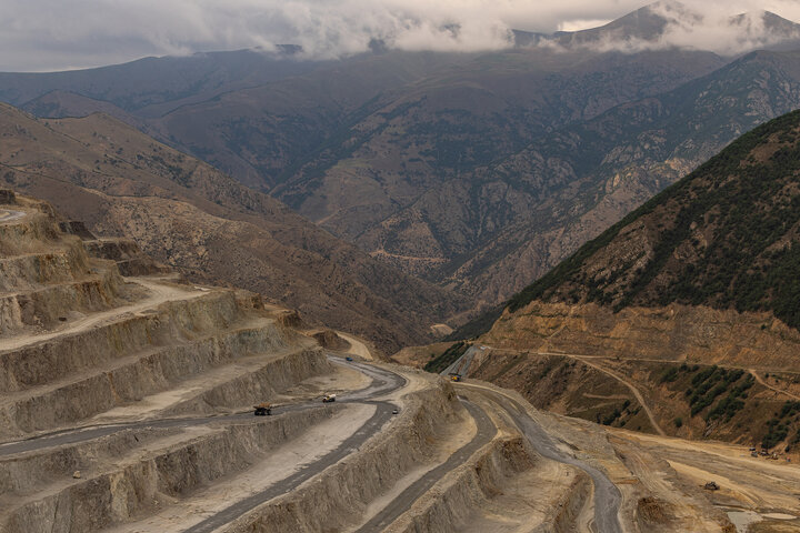 مجتمع مس سونگون ورزقان، بزرگترین معدن مس ایران با بیش از ۵ میلیارد تن ذخیره معدنی و سهم ۲۳٪ از کل ذخایر مس کشور، با عیار متوسط فلز حدود ۰.۵٪ در حال فعالیت است. ظرفیت فعلی کارخانه تغلیظ آن حدود ۳۰۰ هزار تن کنسانتره مس در سال و برنامه توسعهای در حال اجرایی برای افزایش به ۴۵۰ هزار تن میباشد