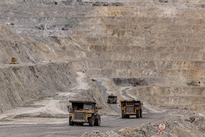 مجتمع مس سونگون ورزقان، بزرگترین معدن مس ایران با بیش از ۵ میلیارد تن ذخیره معدنی و سهم ۲۳٪ از کل ذخایر مس کشور، با عیار متوسط فلز حدود ۰.۵٪ در حال فعالیت است. ظرفیت فعلی کارخانه تغلیظ آن حدود ۳۰۰ هزار تن کنسانتره مس در سال و برنامه توسعهای در حال اجرایی برای افزایش به ۴۵۰ هزار تن میباشد