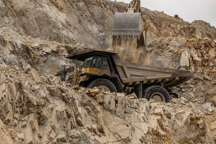 مجتمع مس سونگون ورزقان، بزرگترین معدن مس ایران با بیش از ۵ میلیارد تن ذخیره معدنی و سهم ۲۳٪ از کل ذخایر مس کشور، با عیار متوسط فلز حدود ۰.۵٪ در حال فعالیت است. ظرفیت فعلی کارخانه تغلیظ آن حدود ۳۰۰ هزار تن کنسانتره مس در سال و برنامه توسعهای در حال اجرایی برای افزایش به ۴۵۰ هزار تن میباشد