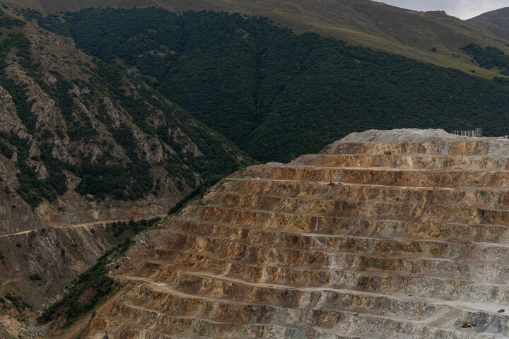 مجتمع مس سونگون ورزقان، بزرگترین معدن مس ایران با بیش از ۵ میلیارد تن ذخیره معدنی و سهم ۲۳٪ از کل ذخایر مس کشور، با عیار متوسط فلز حدود ۰.۵٪ در حال فعالیت است. ظرفیت فعلی کارخانه تغلیظ آن حدود ۳۰۰ هزار تن کنسانتره مس در سال و برنامه توسعهای در حال اجرایی برای افزایش به ۴۵۰ هزار تن میباشد