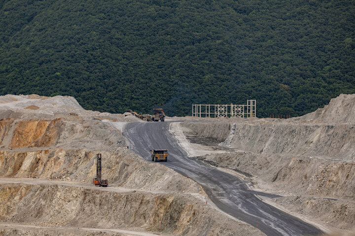 مجتمع مس سونگون ورزقان، بزرگترین معدن مس ایران با بیش از ۵ میلیارد تن ذخیره معدنی و سهم ۲۳٪ از کل ذخایر مس کشور، با عیار متوسط فلز حدود ۰.۵٪ در حال فعالیت است. ظرفیت فعلی کارخانه تغلیظ آن حدود ۳۰۰ هزار تن کنسانتره مس در سال و برنامه توسعهای در حال اجرایی برای افزایش به ۴۵۰ هزار تن میباشد