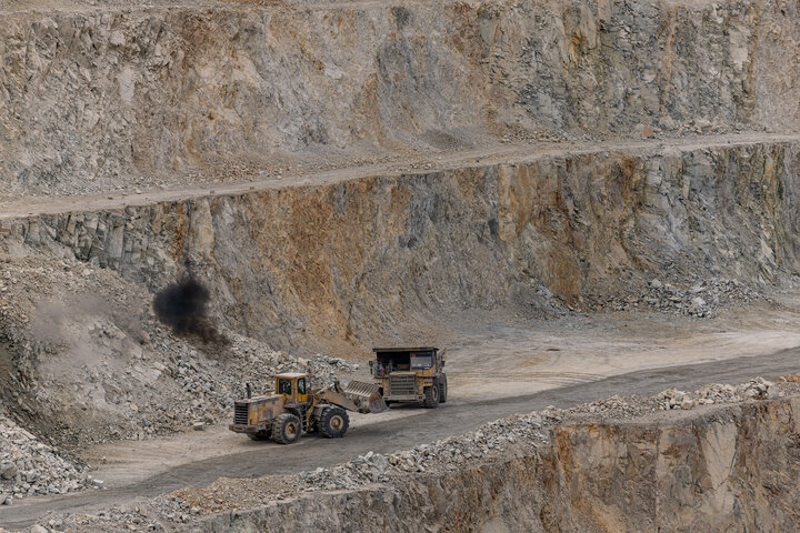 مجتمع مس سونگون ورزقان، بزرگترین معدن مس ایران با بیش از ۵ میلیارد تن ذخیره معدنی و سهم ۲۳٪ از کل ذخایر مس کشور، با عیار متوسط فلز حدود ۰.۵٪ در حال فعالیت است. ظرفیت فعلی کارخانه تغلیظ آن حدود ۳۰۰ هزار تن کنسانتره مس در سال و برنامه توسعهای در حال اجرایی برای افزایش به ۴۵۰ هزار تن میباشد