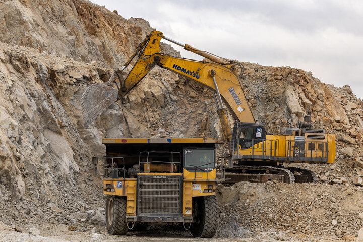 مجتمع مس سونگون ورزقان، بزرگترین معدن مس ایران با بیش از ۵ میلیارد تن ذخیره معدنی و سهم ۲۳٪ از کل ذخایر مس کشور، با عیار متوسط فلز حدود ۰.۵٪ در حال فعالیت است. ظرفیت فعلی کارخانه تغلیظ آن حدود ۳۰۰ هزار تن کنسانتره مس در سال و برنامه توسعهای در حال اجرایی برای افزایش به ۴۵۰ هزار تن میباشد