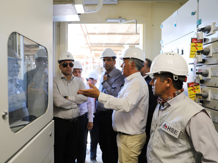 دریچه لنز «مسپرس»؛ روایت بازدید مدیرعامل از طرحهای توسعه شهربابکدکتر سید مصطفی فیض، مدیرعامل شرکت ملی صنایع مس ایران در بازدید از مجتمع شهربابک، روند اجرای پروژههای توسعهای از جمله طرح آهک خاتونآباد، نیروگاه ۱۸۳ مگاواتی و فلوتاسیون سرباره با ظرفیت ۳۶ هزار تن کنسانتره را ارزیابی کرد؛ طرحهایی زیرساختی و کلیدی برای ارتقای ظرفیت تولید معدنی مس.