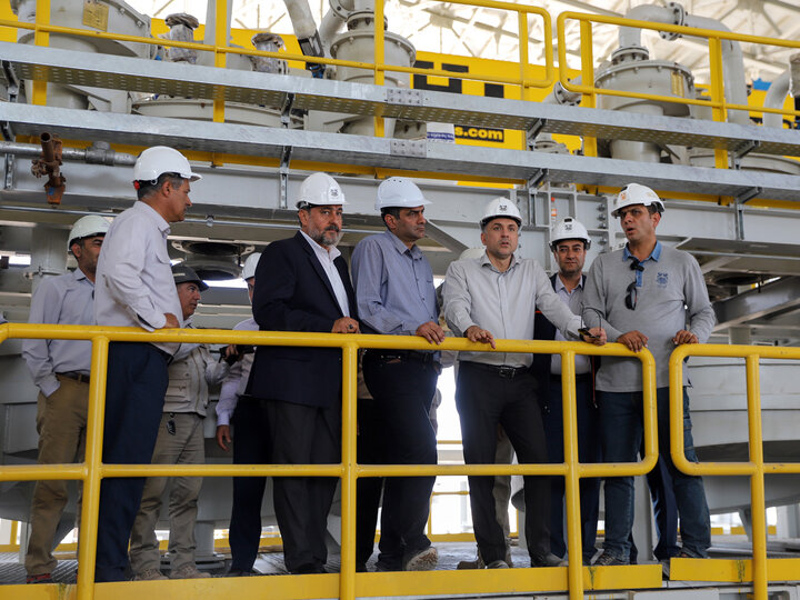 دریچه لنز «مسپرس»؛ روایت بازدید مدیرعامل از طرحهای توسعه شهربابکدکتر سید مصطفی فیض، مدیرعامل شرکت ملی صنایع مس ایران در بازدید از مجتمع شهربابک، روند اجرای پروژههای توسعهای از جمله طرح آهک خاتونآباد، نیروگاه ۱۸۳ مگاواتی و فلوتاسیون سرباره با ظرفیت ۳۶ هزار تن کنسانتره را ارزیابی کرد؛ طرحهایی زیرساختی و کلیدی برای ارتقای ظرفیت تولید معدنی مس.