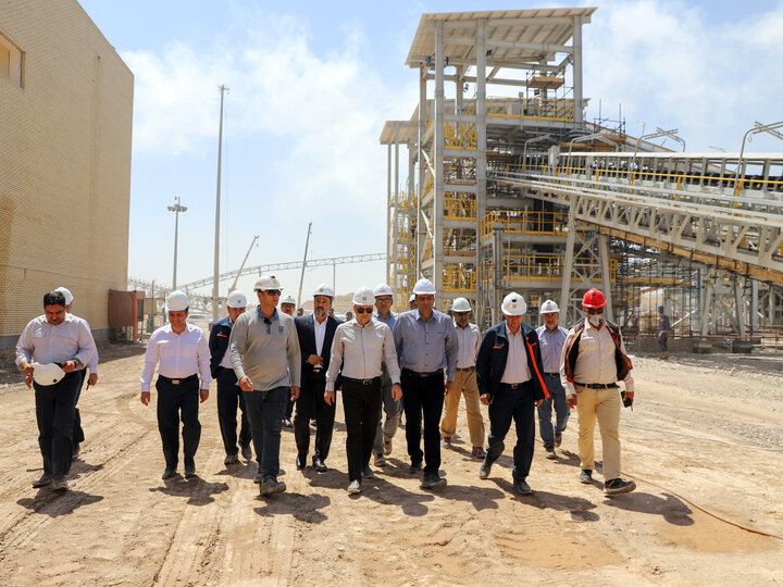 دریچه لنز «مسپرس»؛ روایت بازدید مدیرعامل از طرحهای توسعه شهربابکدکتر سید مصطفی فیض، مدیرعامل شرکت ملی صنایع مس ایران در بازدید از مجتمع شهربابک، روند اجرای پروژههای توسعهای از جمله طرح آهک خاتونآباد، نیروگاه ۱۸۳ مگاواتی و فلوتاسیون سرباره با ظرفیت ۳۶ هزار تن کنسانتره را ارزیابی کرد؛ طرحهایی زیرساختی و کلیدی برای ارتقای ظرفیت تولید معدنی مس.